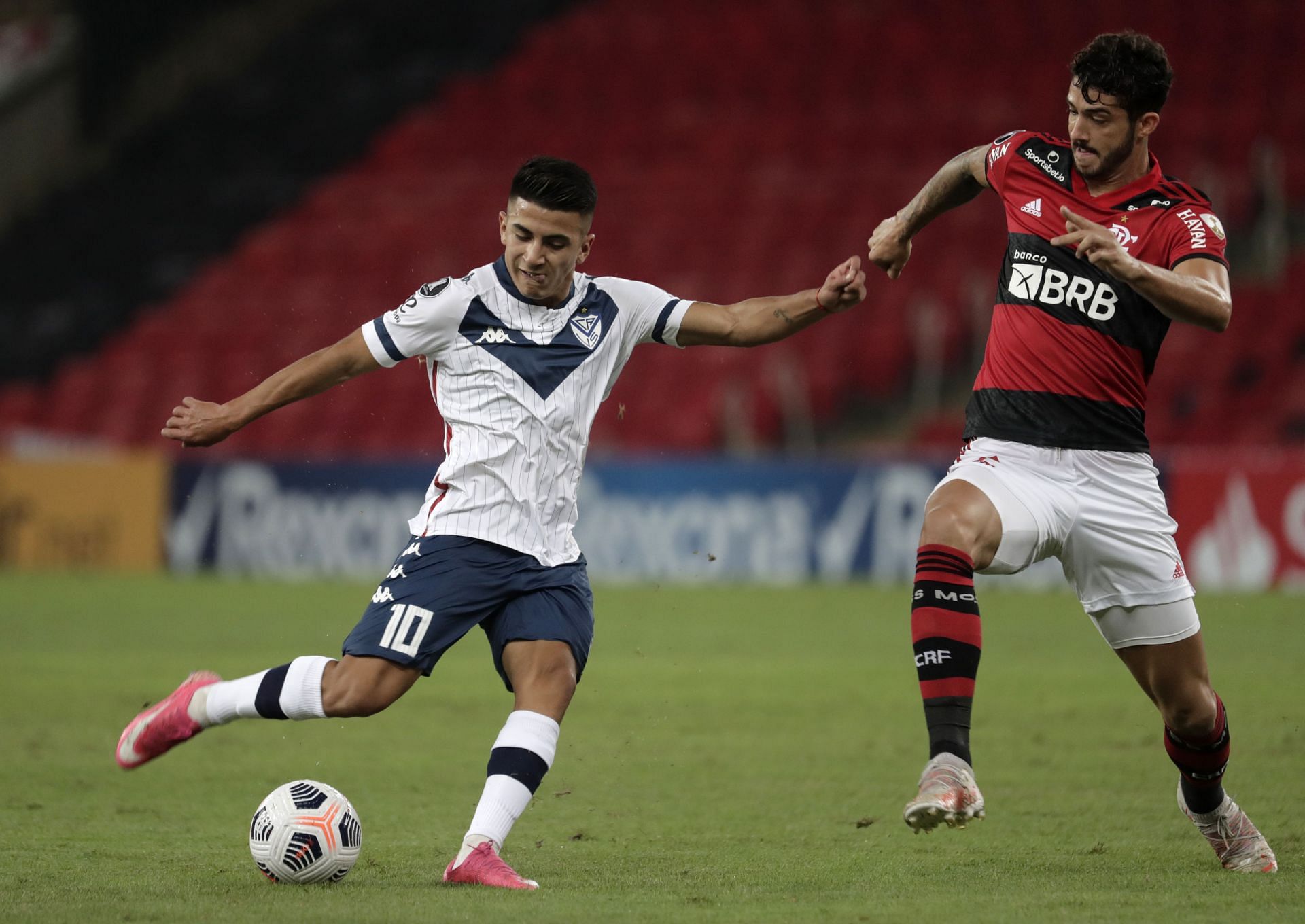 Almada in action during Flamengo vs Velez Sarsfield in the Copa CONMEBOL Libertadores
